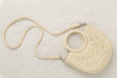 Kum arka planda saman torbası, üst görünüm