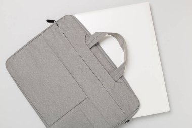 Renkli arka planda gri renkli dizüstü bilgisayar çantası, üst görünüm