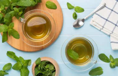 Ahşap arka planda taze nane çayı, üst manzara.