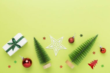 Arka planda dekoru olan küçük noel ağacı, üst görünüm