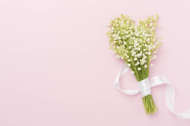 Vadi çiçeklerinin zambakları, arka planda renk, üst manzara.