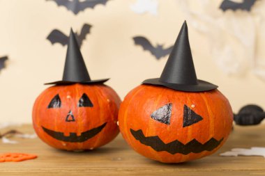 Ahşap masanın üzerinde Jack Lanter dekoru olan Cadılar Bayramı kompozisyonu