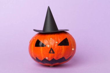 Arka planda jack o lanter dekoru olan Cadılar Bayramı kompozisyonu