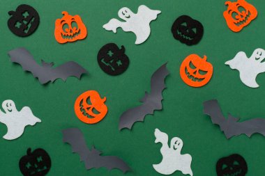 Renk arkaplanı üzerine Cadılar Bayramı dekorasyonu, üst görünüm