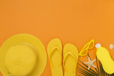 Düz yatıyordu, sarı yaz kıyafeti ve renk arka planı vardı. Tatil kavramı