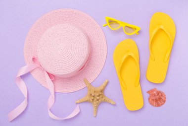 Renkli plaj aksesuarları olan düz bir yer. Tatil kavramı