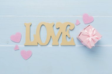 Sevgililer Günü kompozisyonu, ahşap arka planda hediyeler, üst manzara..