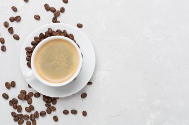 Beton arka planda bir fincan kahve, üst manzara.