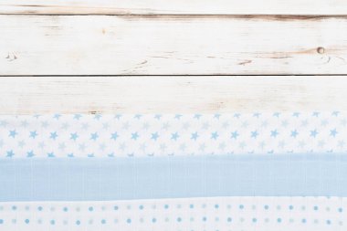 Ahşap zemin üzerinde pamuk kumaş, üst görünüm