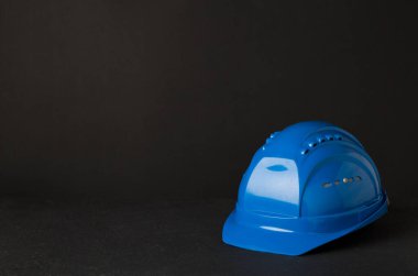 Beton arka planda mavi miğfer