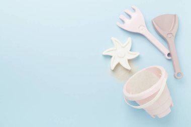 Renkli arka planda kumla oynamak için sevimli oyuncaklar, üst görünüm