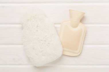 Ahşap zemin üzerinde yumuşak su ısıtıcı poşeti