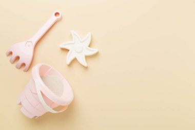 Renkli arka planda kumla oynamak için sevimli oyuncaklar, üst görünüm
