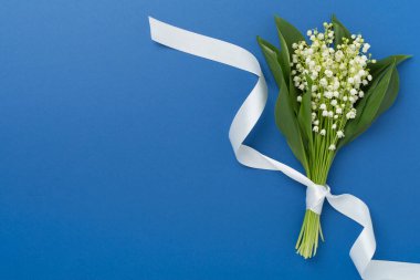 Vadi çiçeklerinin zambakları, arka planda renk, üst manzara.