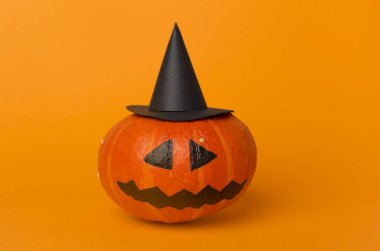 Arka planda jack o lanter dekoru olan Cadılar Bayramı kompozisyonu