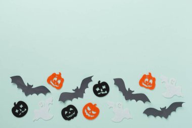 Renk arkaplanı üzerine Cadılar Bayramı dekorasyonu, üst görünüm