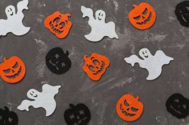 Beton arka planda Cadılar Bayramı dekorasyonu, üst görünüm