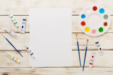 Ahşap arka planda boyama araçları, üst, görünüm