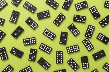 Renk arkaplan üzerinde siyah domino taşları, üst görünüm