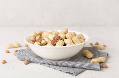 Beton masada soyulmuş ve soyulmamış fıstıklar.