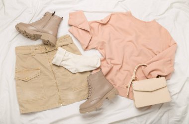 Beyaz arka planda modaya uygun bahar kıyafetleriyle düz yatıyordu, üst görünüm