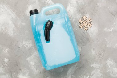 Renk arkaplanı üzerinde antifriz bulunduran kutu, üst görünüm