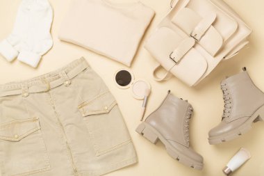 Renkli arka plan ve üst görünümde modaya uygun bahar kıyafetiyle düz uzandı