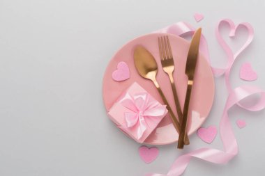 Renkli arka plan, üst görünüm Sevgililer Günü için şölen masası ayarları