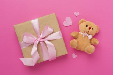 Sevgililer Günü kompozisyonu. Renkli arka plan, üst görünüm hediyeleri..