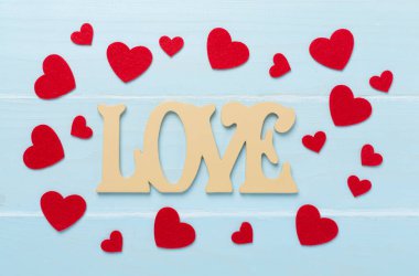 Sevgililer Günü kompozisyonu, ahşap arka planda hediyeler, üst manzara..