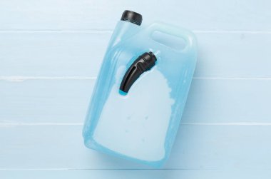 Ahşap zemin üzerinde antifriz olan kutu, üst görünüm