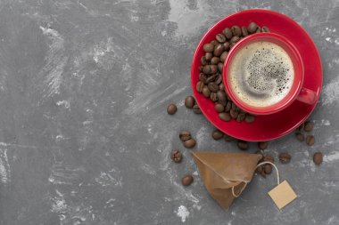 Beton zemin üzerinde piramit kullanılarak yapılan kahve fincanı, üst görünüm