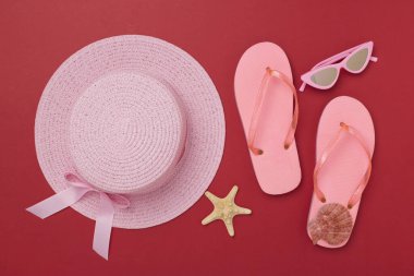 Beton arka planda pembe yaz kıyafetiyle yatıyordu. Tatil kavramı