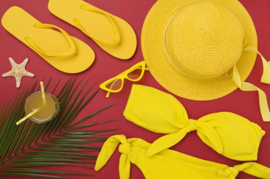 Düz yatıyordu, sarı yaz kıyafeti ve renk arka planı vardı. Tatil kavramı