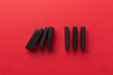 Renk arkaplan üzerinde siyah domino taşları, üst görünüm