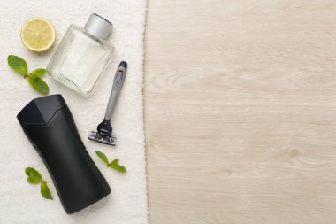 Ahşap arka planda erkek traş aletleri seti, üst görünüm