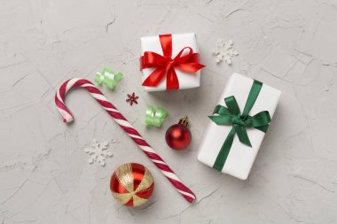 Beton arka planda hediye kutusu ve dekoru olan minyatür Noel ağacı.