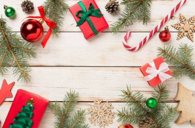 Hediyeli Noel kompozisyonu, ahşap arka planda köknar dalları, üst manzara