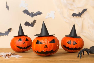 Ahşap masanın üzerinde Jack Lanter dekoru olan Cadılar Bayramı kompozisyonu