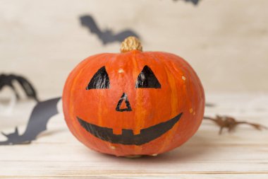 Ahşap arka planda Jack O Lanter dekoru olan Cadılar Bayramı kompozisyonu