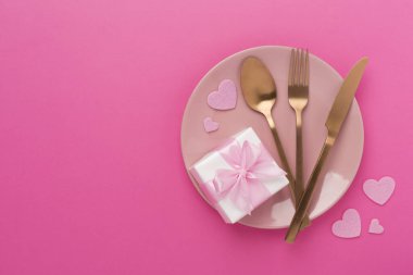 Renkli arka plan, üst görünüm Sevgililer Günü için şölen masası ayarları