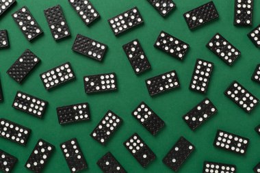 Renk arkaplan üzerinde siyah domino taşları, üst görünüm