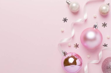 Renkli arka planda dekoru olan pembe noel topları, üst görünüm