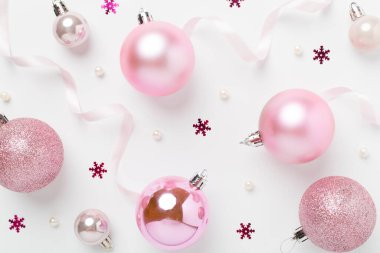 Renkli arka planda dekoru olan pembe noel topları, üst görünüm