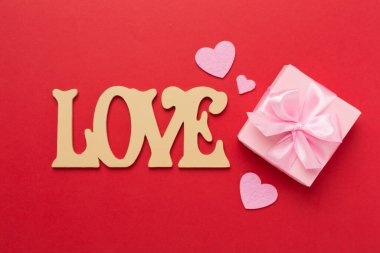 Sevgililer Günü kompozisyonu. Renkli arka plan, üst görünüm hediyeleri..