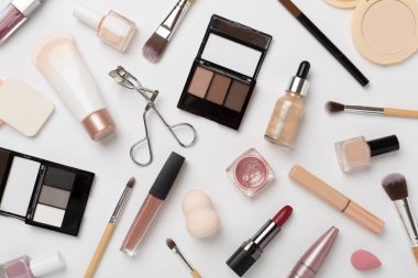 Makyaj ürünleri ve renk arkaplan araçları ile düz uzandı