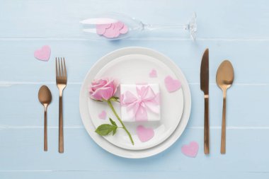 Renkli arka plan, üst görünüm Sevgililer Günü için şölen masası ayarları