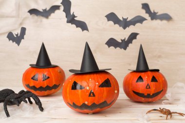 Ahşap arka planda Jack O Lanter dekoru olan Cadılar Bayramı kompozisyonu