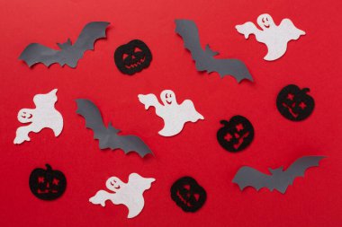 Renk arkaplanı üzerine Cadılar Bayramı dekorasyonu, üst görünüm