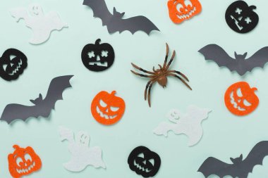 Renk arkaplanı üzerine Cadılar Bayramı dekorasyonu, üst görünüm